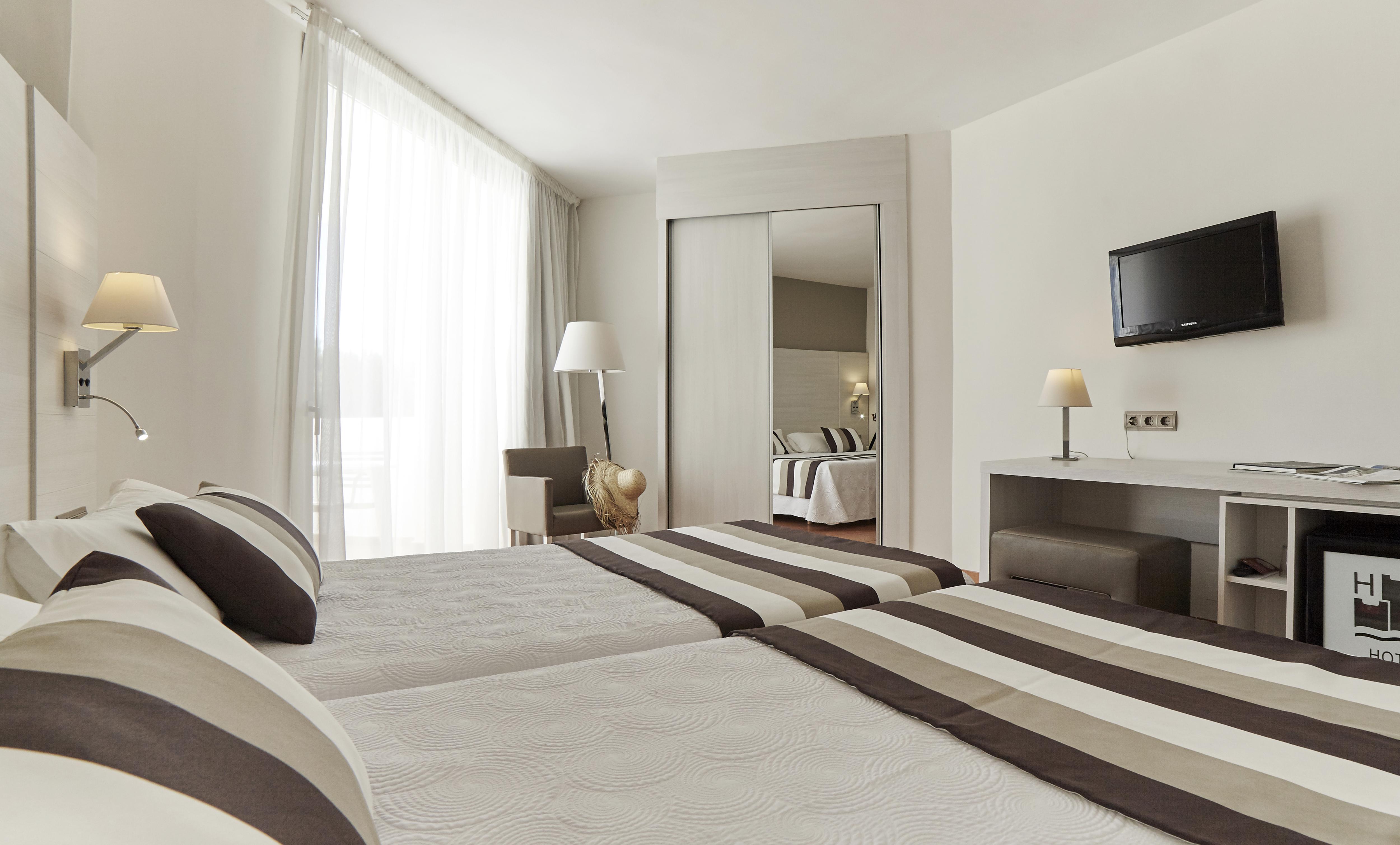 Hotel Tres Torres Santa Eularia des Riu Luaran gambar