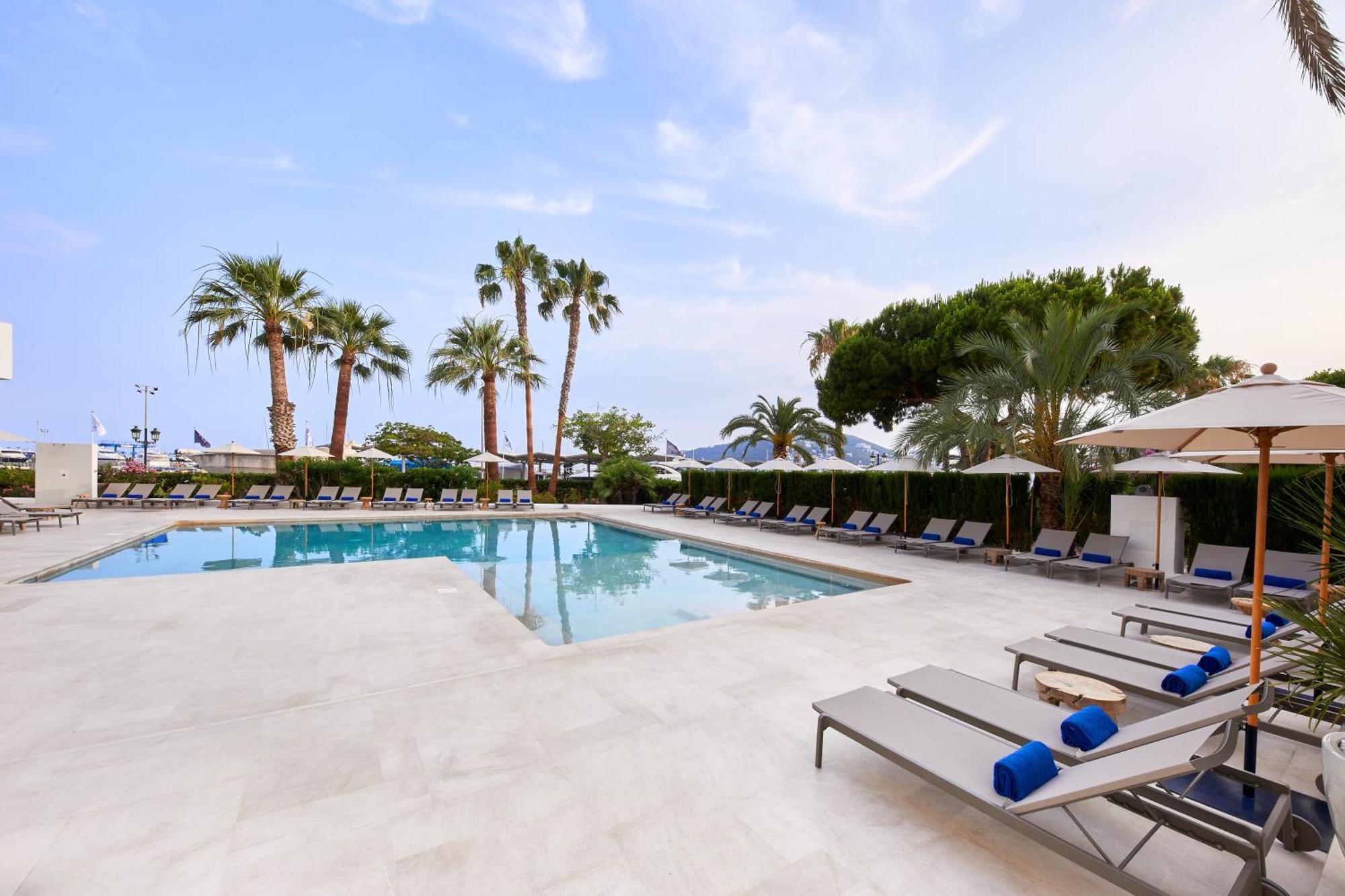 Hotel Tres Torres Santa Eularia des Riu Luaran gambar