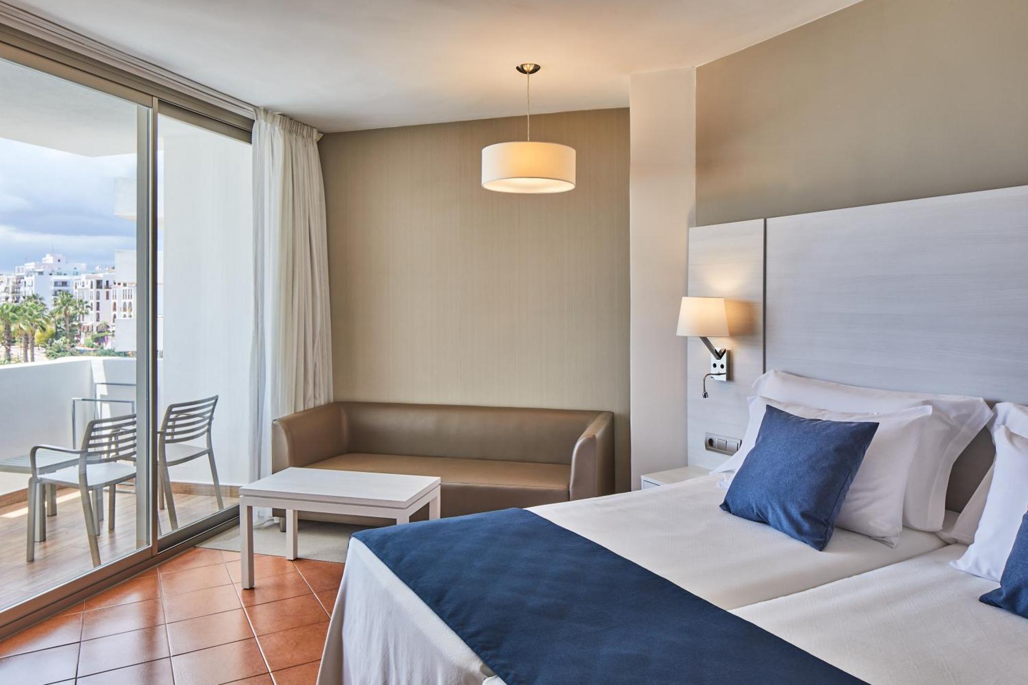 Hotel Tres Torres Santa Eularia des Riu Luaran gambar