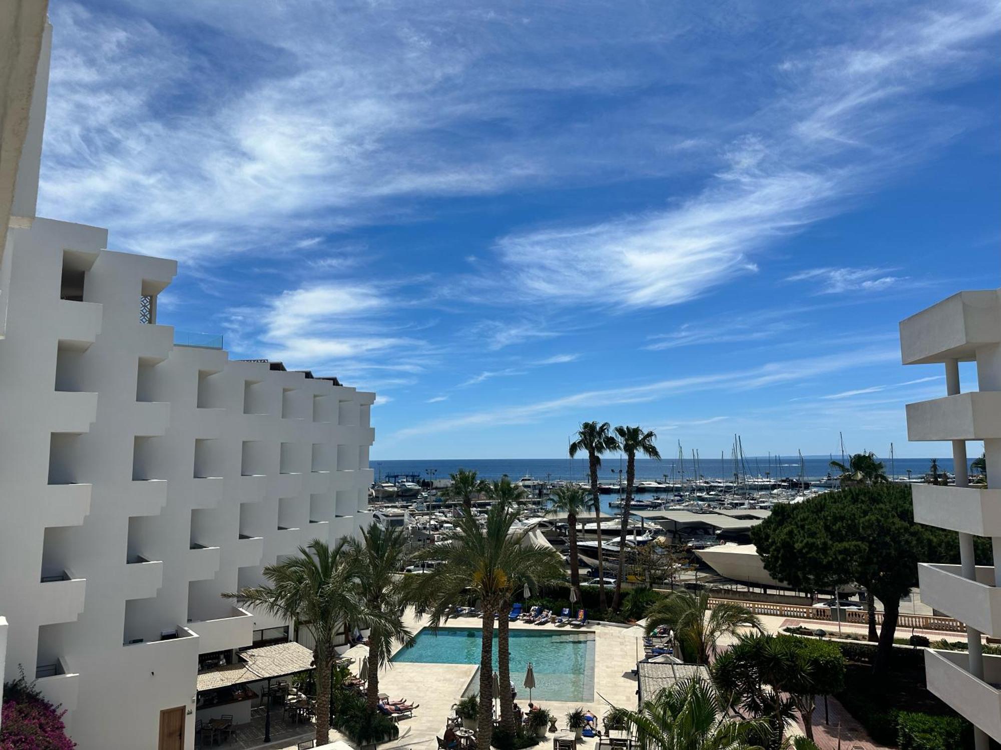 Hotel Tres Torres Santa Eularia des Riu Luaran gambar